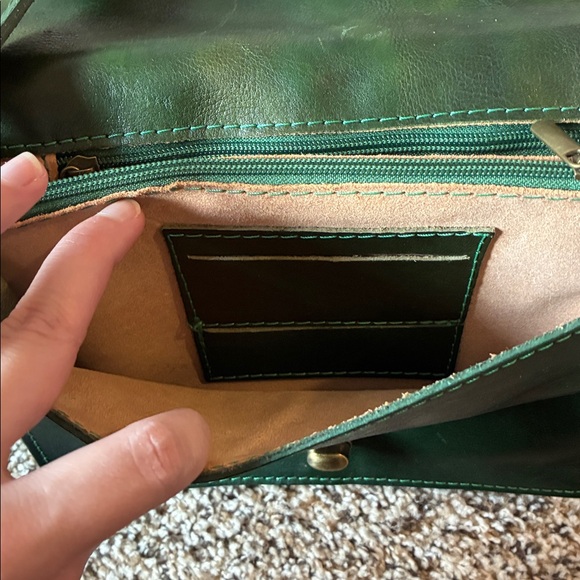 Elegant Green Leather Shoulder Bag - Picture 7 of 10
